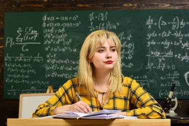 Öğretmenler her zaman okul toplumu önemli bir parçasıdır. Çevrimiçi öğretmen her zaman bağımsız olarak seçebilirsiniz. Öğrenci konferans dijital aygıtlar ve wifi ile çatı iç coworking uzayda.