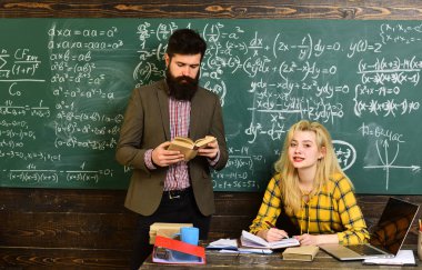 Bir dizüstü bilgisayar sınıfındaki izlerken bir sınav euphoric kız geçen öğrenci. Öğretmen koyar işaretleri dizüstü bilgisayar ile e-posta geri bildirimler gönderir.