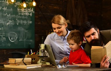 Okul öncesi çocuk, öğretmen, okul, kavram eğitim - yeşil zemin üzerine okula geri sınıfta çizim için özel ders vererek Olgun öğretmen eacher,