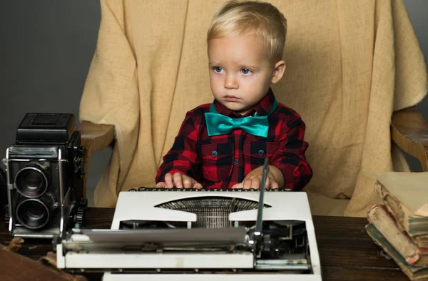 デスクでレトロなタイプライターの赤ちゃん男の子タイプ。それはので、レトロを感じさせる — ストック写真