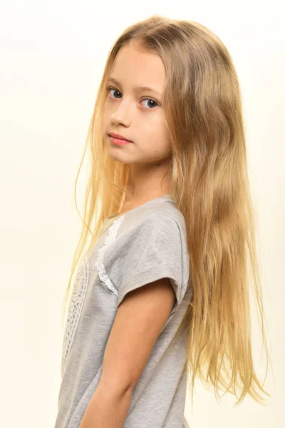 Retrato de rapariga. retrato de menina muito pequena. retrato menina isolado no branco. retrato de menina com cabelo loiro. confiante em seu estilo perfeito . — Fotografia de Stock