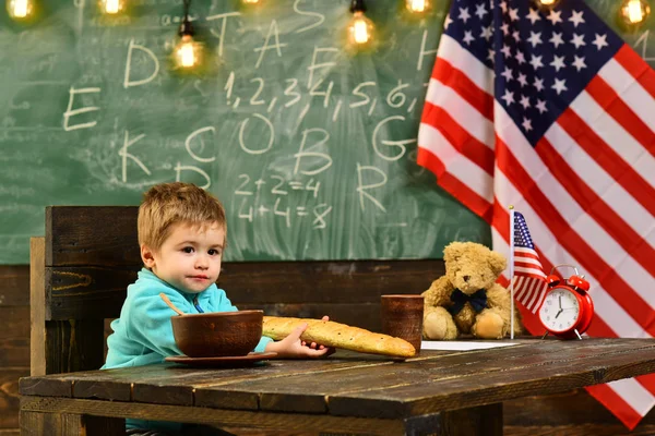 Glücklicher Unabhängigkeitstag der Vereinigten Staaten. Unabhängigkeitstag mit kleinem Jungen in der Schule nahe der amerikanischen Flagge — Stockfoto