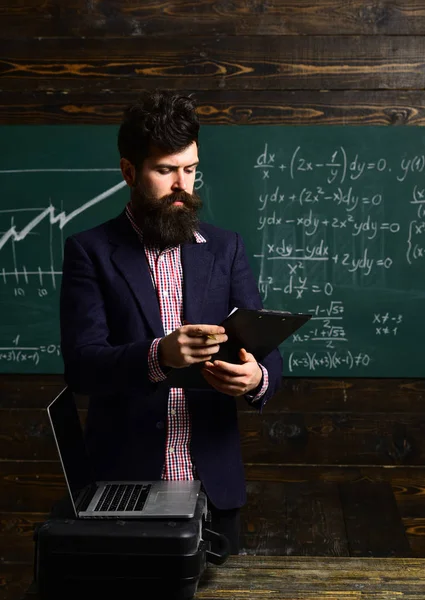 Professionelle Tutoren sind Experten in ihren akademischen Inhalten. Erfolgreicher Student hat Priorität im Studium. Sorgenschüler haben ein Problem mit Mathematik. Privatbus in der Klasse. — Stockfoto