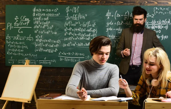 Estudiante internacional haciendo pruebas individuales en línea y composición de escritura para exámenes anuales. Personas que aprenden educación y concepto escolar - estudiantes manos con libros o libros de texto de escritura. —  Fotos de Stock