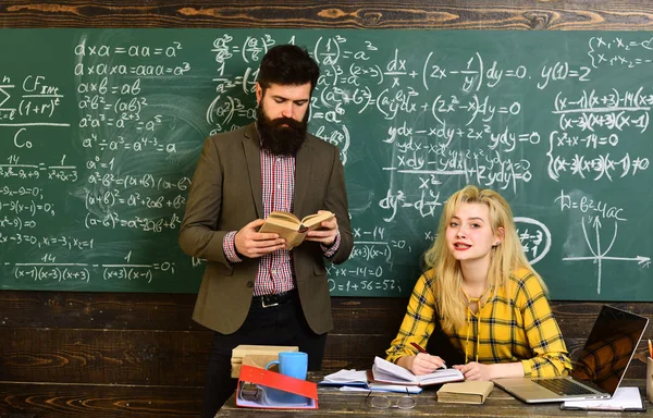 Estudiante pasando un examen eufórico chica viendo un ordenador portátil en la clase. Profesor pone marcas envía comentarios en el correo electrónico con el ordenador portátil . — Foto de Stock