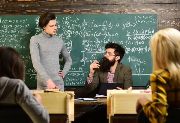 Erfolgreiche Tutoren bauen starke persönliche Beziehungen zu ihren Studenten auf. Lehrer sind immer ein wesentlicher Bestandteil der Schulgemeinschaft. Universitätsstudenten beim Gruppenstudium. — Stockfoto