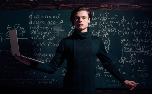 Freunde, die an der Universität studieren und im Klassenzimmer Bücher lesen. Der Ruf der Lehrer ist Gold. Schüler bauen positive Beziehungen zu ihren Lehrern auf. — Stockfoto