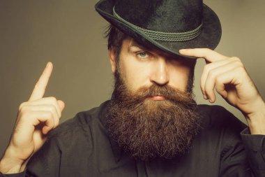 retro siyah şapkalı sakallı beyefendi