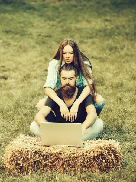 Students couple working on computer or laptop on hay — Stock Photo, Image