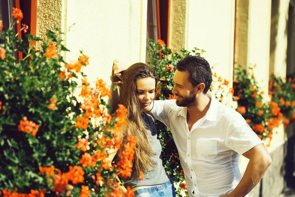 Feliz, sorrindo homem olhando para menina bonita — Fotografia de Stock