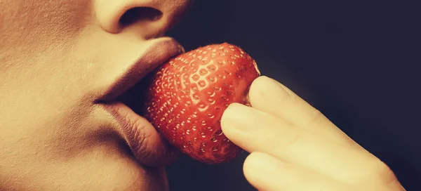 Female lips eating red strawberry — Stock Photo, Image