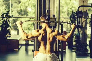 kaslı adam spor salonunda eğitim