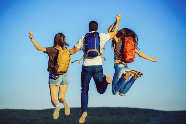 Kadınlar ve yakışıklı adam dağın tepesinde atlama