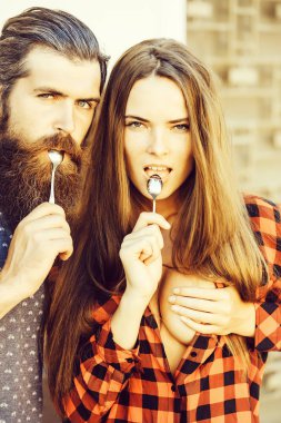 çay kaşığı ile genç Çift