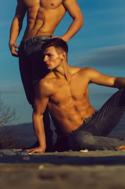 Yakışıklı ikiz erkek veya vücut geliştiriciler