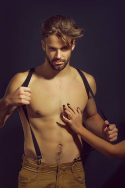 Yakışıklı kaslı seksi adam.