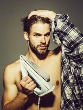 Demir ile seksi gömleksiz adam