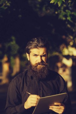 sakallı adam kalem ve Not ile açık
