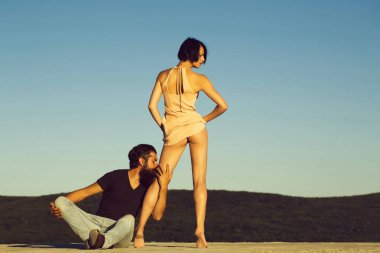 Mavi gökyüzünde genç bir çift