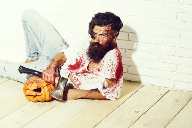 Cadılar Bayramı zombi kabak ve balta ile kanlı adam sakallı