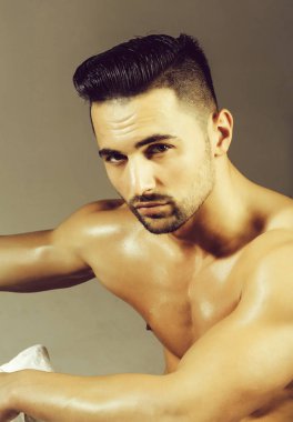 Yakışıklı adam veya kas maço