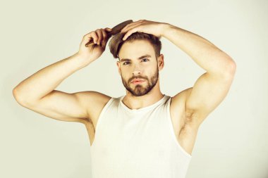 maço erkek sağlıklı saç fırçası ile tarama