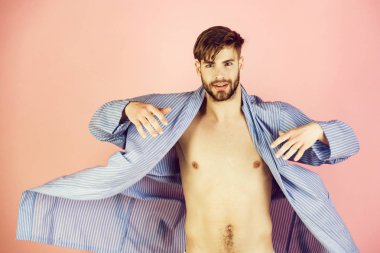 Açık mavi bornoz gülümseyerek mutlu bir adam