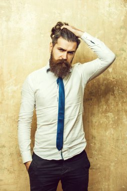 ciddi adam ya da ciddi bir yüz üzerinde uzun sakallı hippi