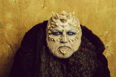 Druid eski kabuğu bej duvar arkasında