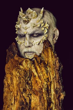 Canavar keskin dikenler ve siğiller ile