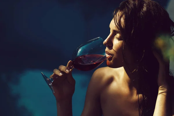 Сексуальна красива дівчина п'є червоне вино — стокове фото