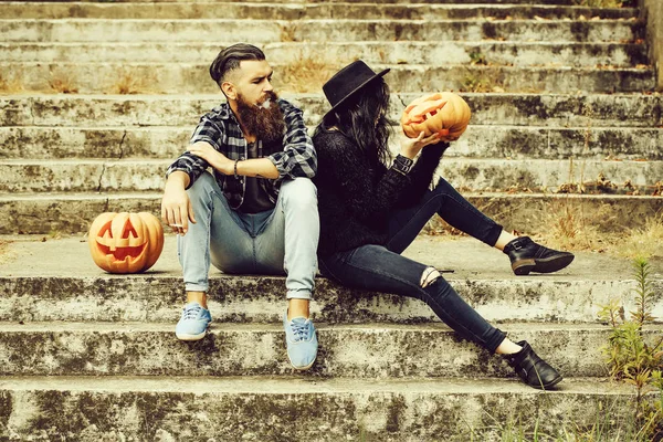 Halloween paar met pompoen — Stockfoto