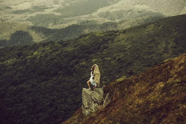 Chica bonita en la pendiente de la montaña —  Fotos de Stock