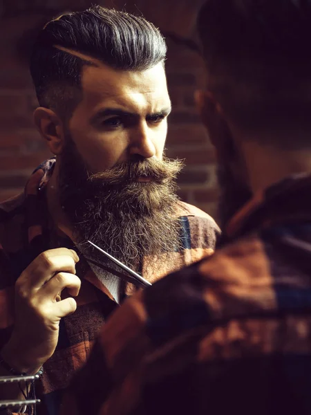 Man hipster cutting beard — Stock Photo, Image