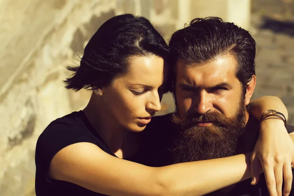 Abraço de casal jovem — Fotografia de Stock