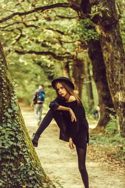 Femme sexy halloween dans la forêt — Photo