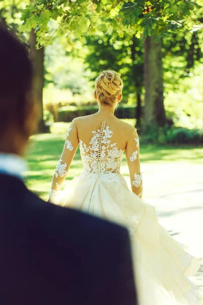 Χαριτωμένο νύφη σε λευκό σέξι γαμήλιο φόρεμα ή το όμορφο κορίτσι — Φωτογραφία Αρχείου