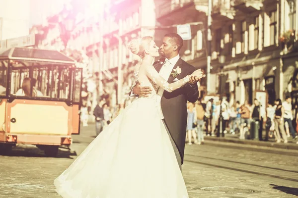 Feliz noivo afro-americano e linda noiva dançando na rua — Fotografia de Stock