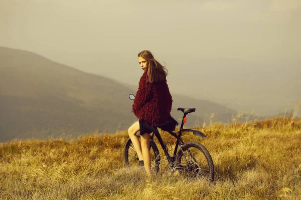Mädchen mit Fahrrad am Berg — Stockfoto