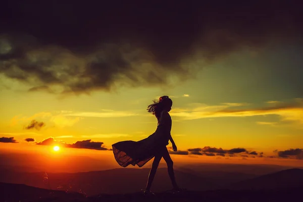 Frau Oder Mädchen Silhouette Fuß Bei Schönem Blick Auf Sonnenuntergang — Stockfoto