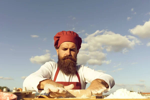 Berded hombre chef cocina al aire libre — Foto de Stock