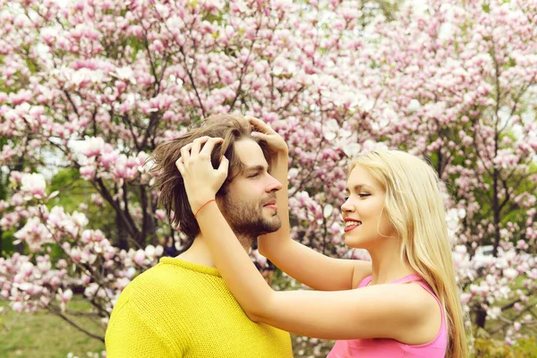 Couple romantique amoureux dans le jardin de printemps à la floraison magnolia — Photo