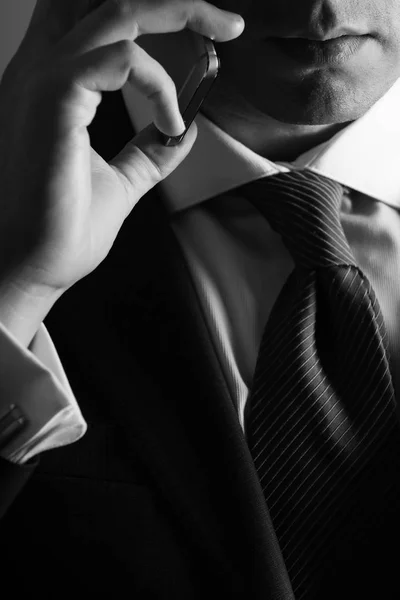 智能手机或移动设备在男性手中 时尚正式的夹克搭配白衬衫和蓝色的领带 企业的的技术 手机通话和信息 — 图库照片