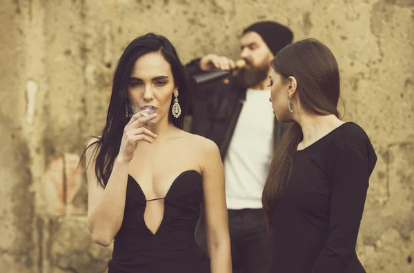 Žena kouření cigaret s přáteli — Stock fotografie