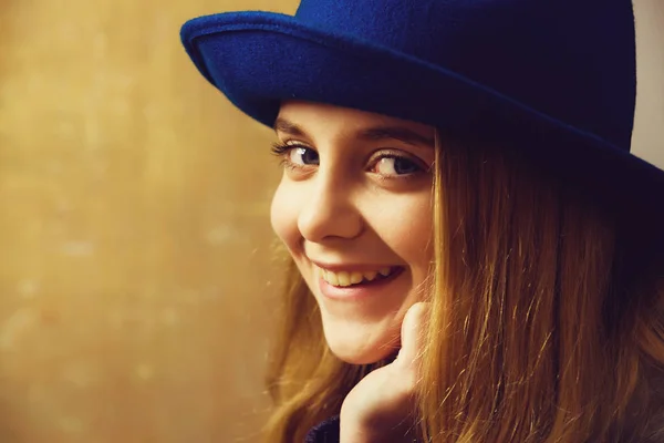 快乐小女孩微笑着在复古蓝色的帽子和金色的头发 — 图库照片