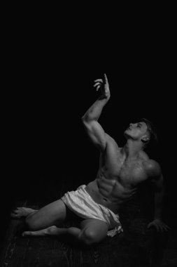 Atletik vücut geliştirmeci heykel poz.