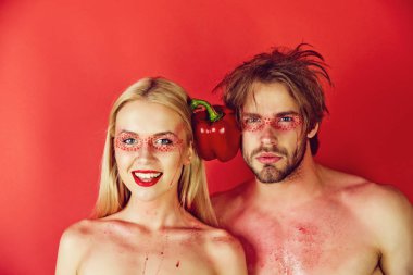 makyaj ile mutlu kadın ve erkek biber tutun