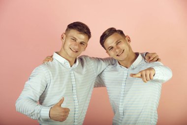 Pembe arka plan gülümseyen modelleri