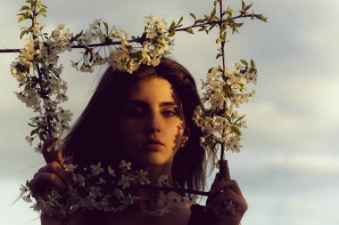 gökyüzü bir çiçekli bahar çerçeve güzel genç kadın