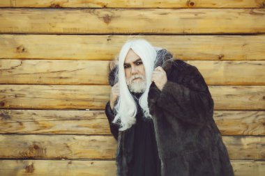 sakallı adam ahşap arka plan üzerinde